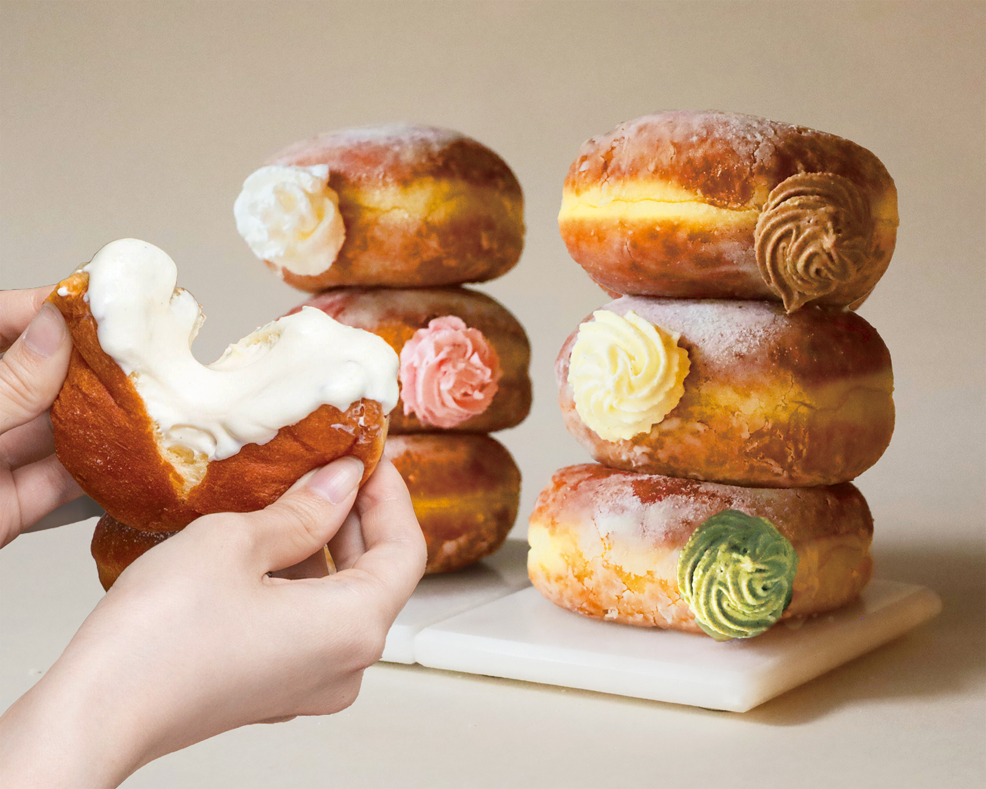 【クリームたっぷり生ドーナツ】 FuWaDonuts